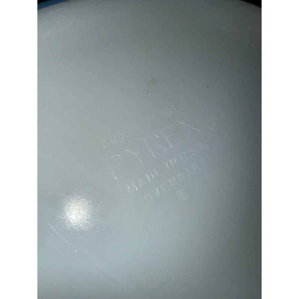 Vintage Pyrex Blue Snowflake Garland 1-1/2 QT Casserole Dish with Lid - Picture 3 of 5